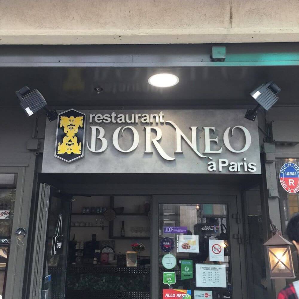 Didominasi dengan warna hitam dan pintu kaca, restoran Borneo a Paris menjadi salah satu altenatif masyarakat Indonesia yang kangen makanan Indonesia di Paris.